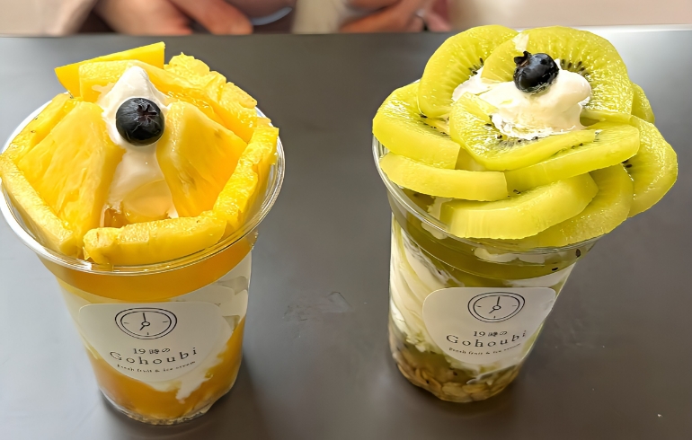 パフェ仕立ての華やかさ「ご褒美」スイーツ（キウイ・パイン）