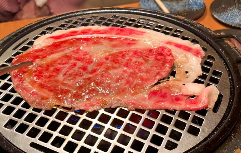 黒毛和牛焼きしゃぶ（焼き中）
