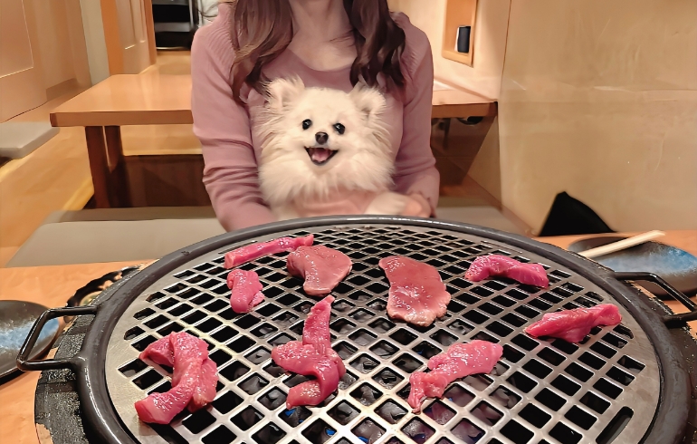 ワンちゃんメニュー肉（焼き中）とゆめちゃん