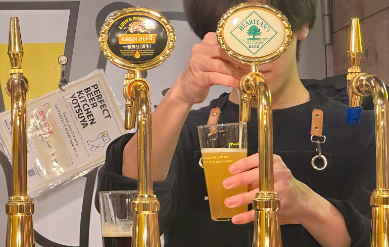 クラフトビール注ぎ中