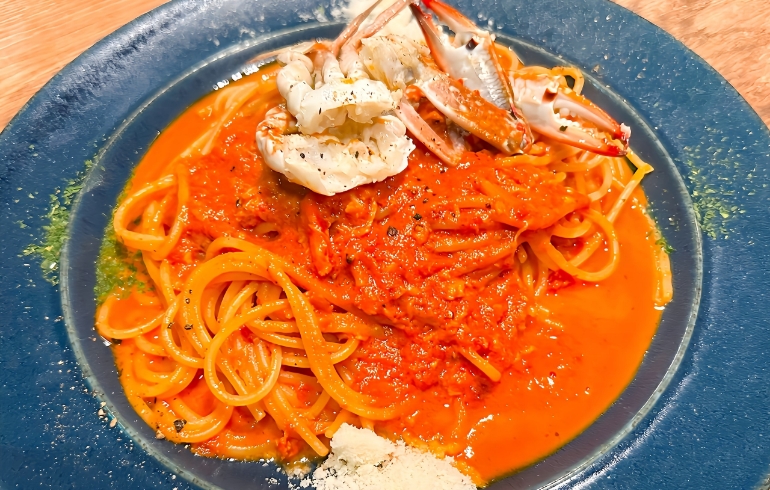 渡りガニのトマトクリームパスタ
