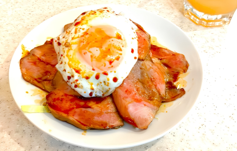 チャーシューと目玉焼き