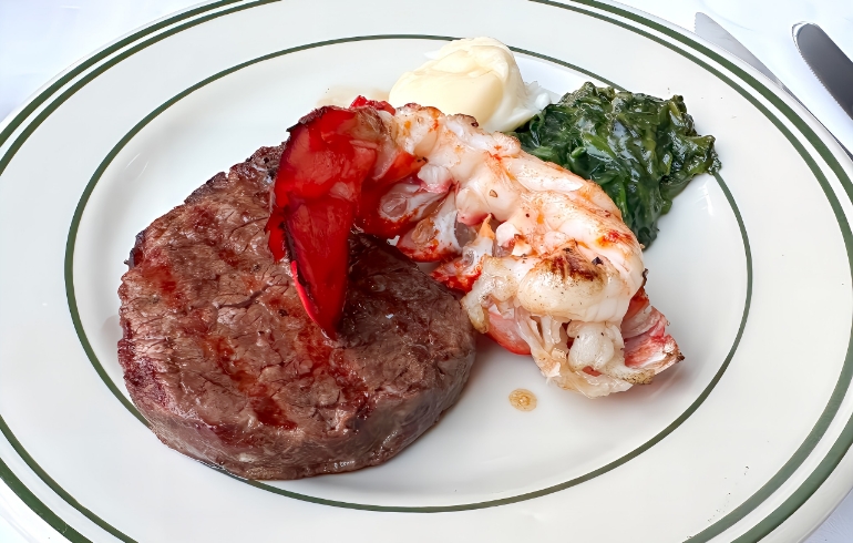 最高級の熟成肉ステーキ（メインディッシュ）