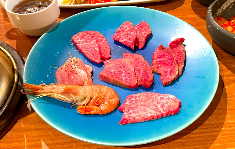 ロースやハラミ、内臓、希少部位まで余すことなくA5ランク石垣牛の上質なお肉