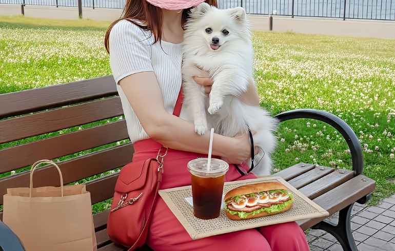 公園でランチ中のゆめちゃんとママ