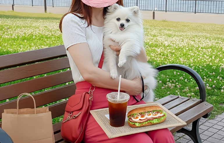 公園でランチ中のゆめちゃんとママ