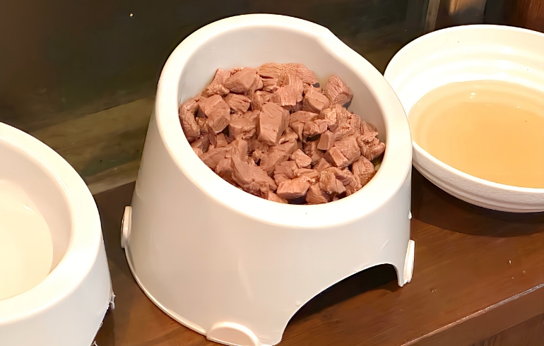 ワンちゃんのご飯（鹿肉）