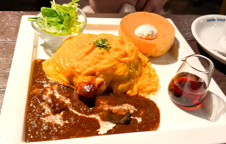 ビーフシチューオムライス＆パンケーキプレート