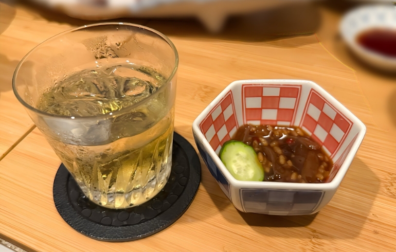 ドリンクとお通し（イカの麹付け）