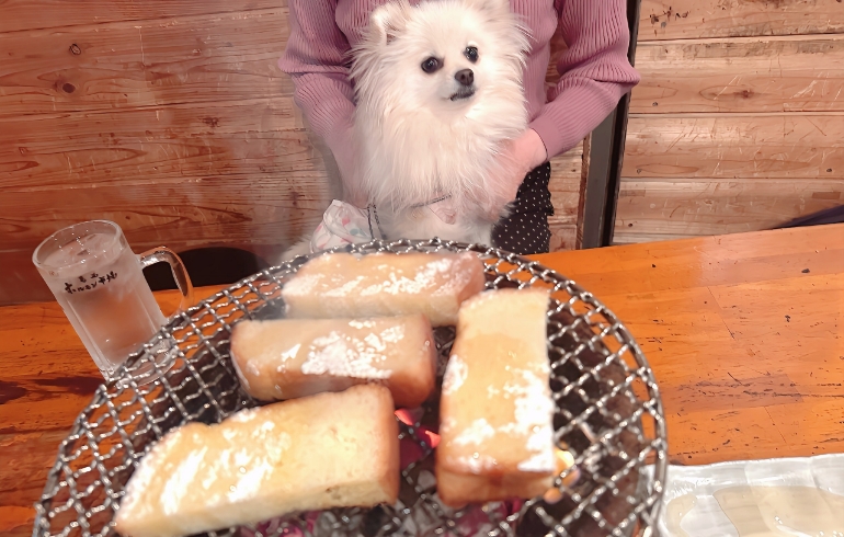 炭火焼きハニートースト（焼き中）とゆめちゃん
