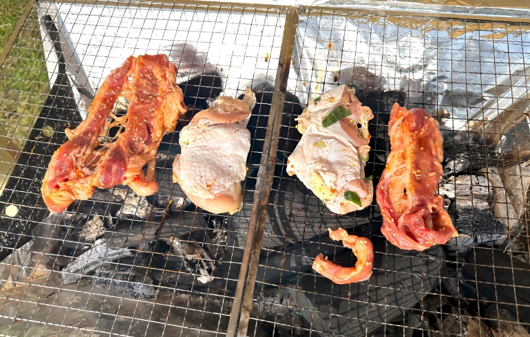 お肉焼き中（鶏肉とカルビ）