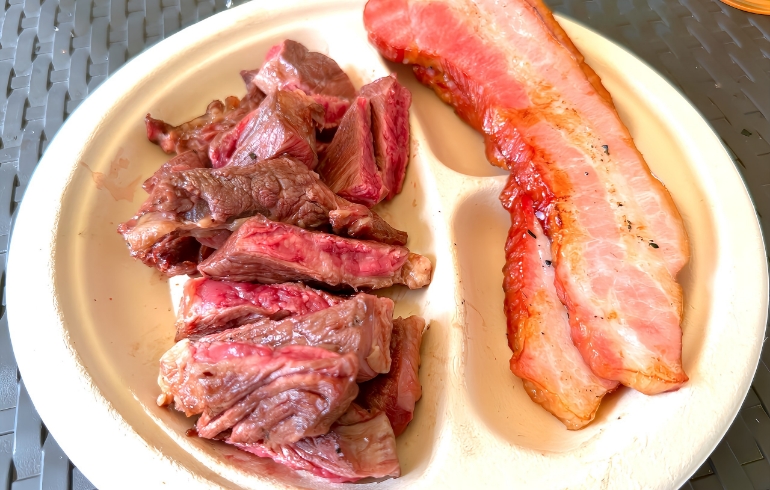 焼肉（切ったステーキとベーコンアップ）