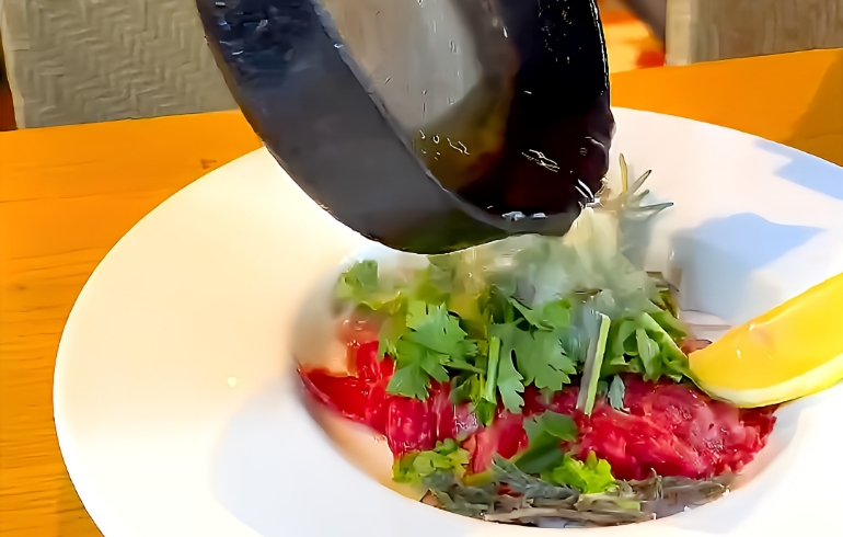 黒毛和牛のイチボのスコッタート（油かけ中）