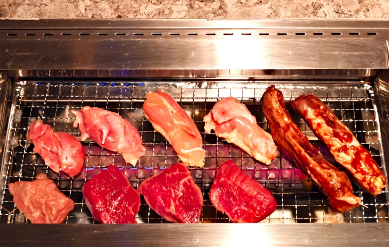 店内（肉焼き中）
