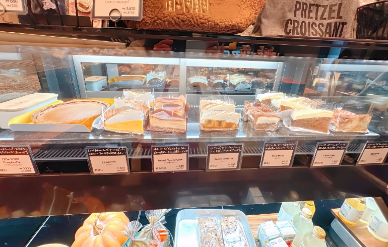 店内（ケーキの陳列）