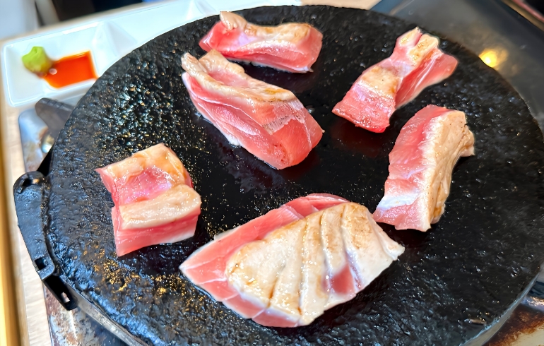 豪快！マグロ刺身盛り溶岩焼き