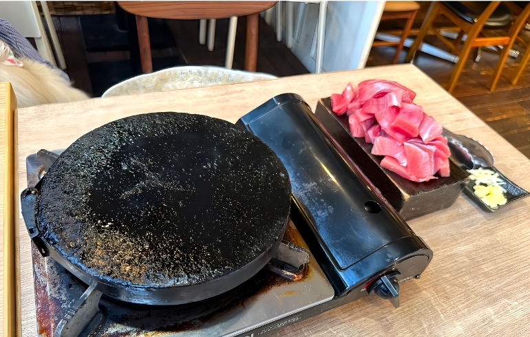 豪快！マグロ刺身盛りと鉄板