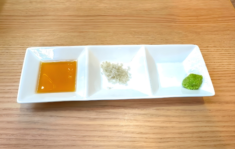 豪快！マグロ刺身盛りの薬味など