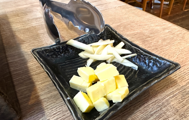 豪快！マグロ刺身盛りのバターとチーズ