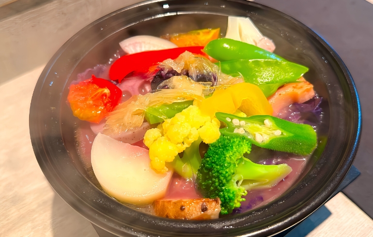 蒸し野菜のタジン鍋フカヒレとパイタンのソース