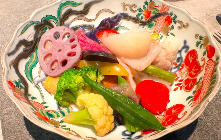 蒸し野菜のタジン鍋フカヒレとパイタンのソース（取り皿編）