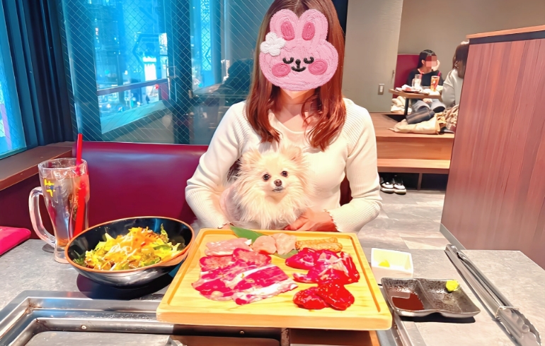 ゆめちゃんと焼肉盛り合わせとママ