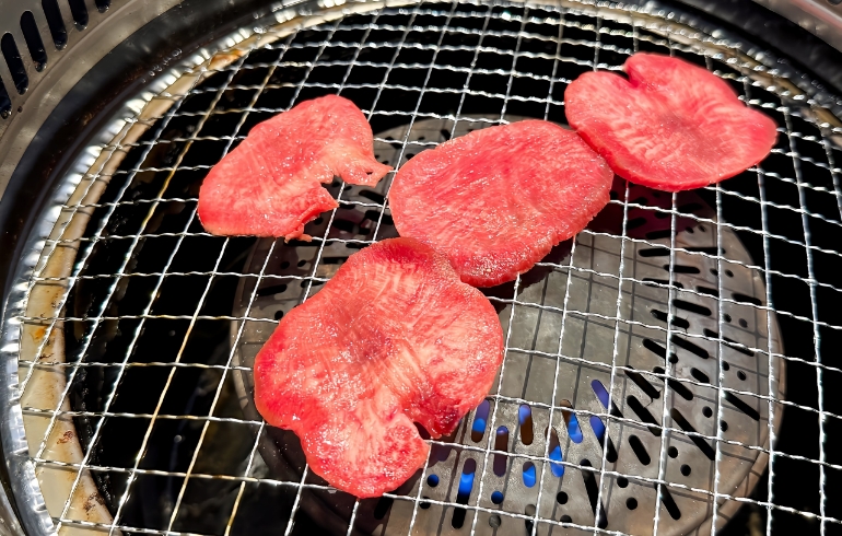 ワンちゃん用牛タン（焼き中）
