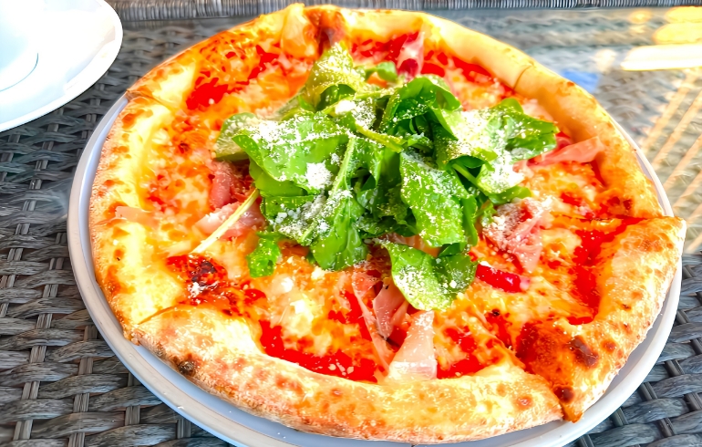 生ハム&ルッコラのピザ