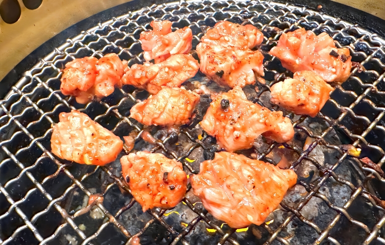 梅ミノ（焼き中）