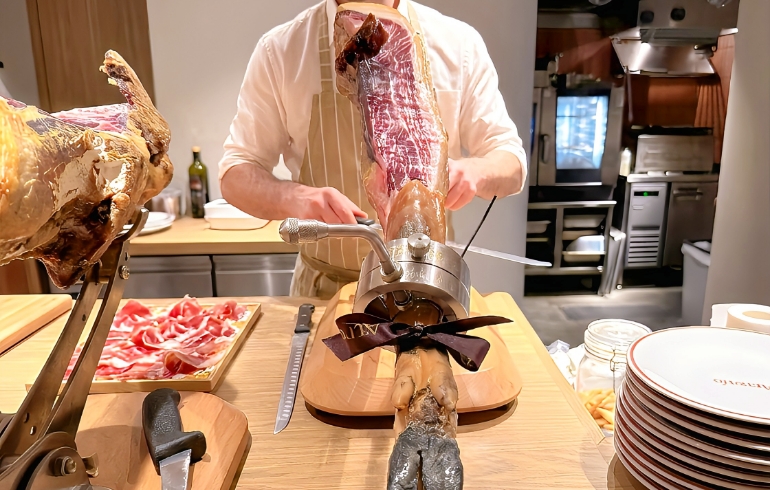 ハモン 食べ比べセット（塊からスライス中）2