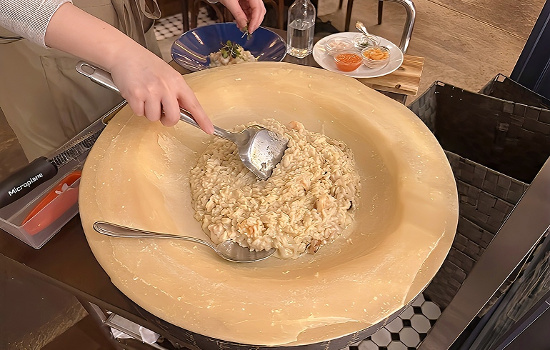 Frutti di Mare 横浜 ホールチーズで仕上げた雲丹蟹イクラの北海リゾット