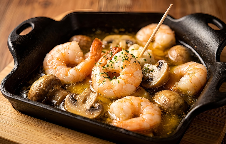 Frutti di Mare 横浜 エビと十勝マッシュルームのアヒージョ