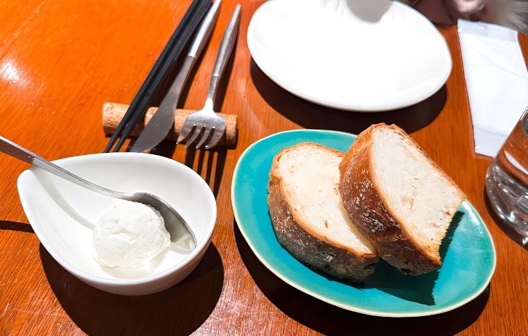 パンと自家製燻製バター パンと自家製燻製バター
