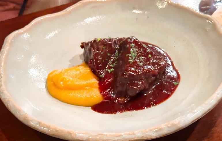 牛ホホ肉の赤ワイン煮込み