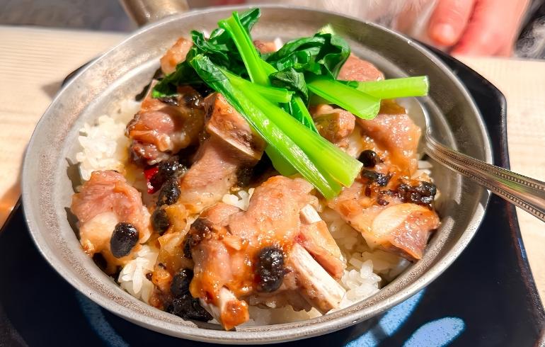 豚スペアリブのトウチソースの炊き込みご飯